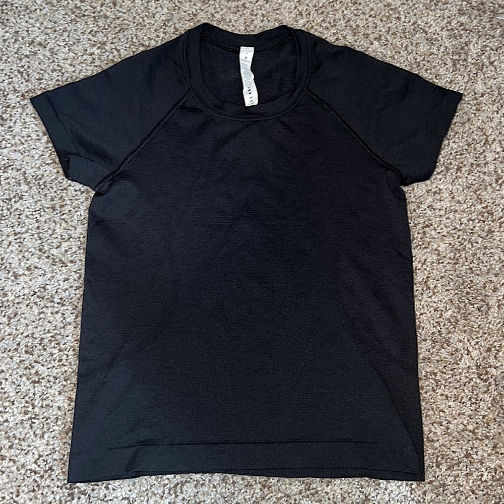 Lululemon swiftly tech short sleeve 2.0. Size 4